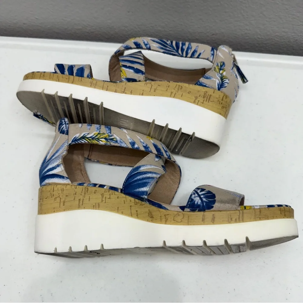 SOUL Naturalizer Goodtimes Crisscross Wedge Sandals Size 8 Tropical Blue Floral